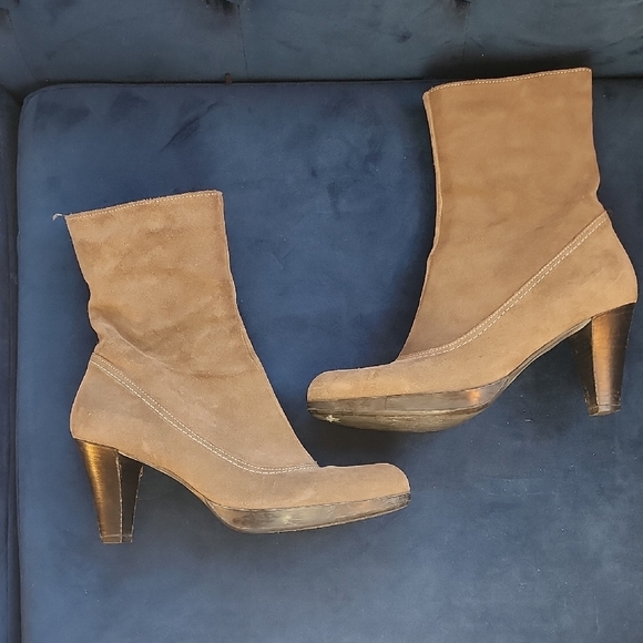 La CANADIENNE Tan Beige Natural Gray Brown Suede Heeled Boots - Picture 4 of 13